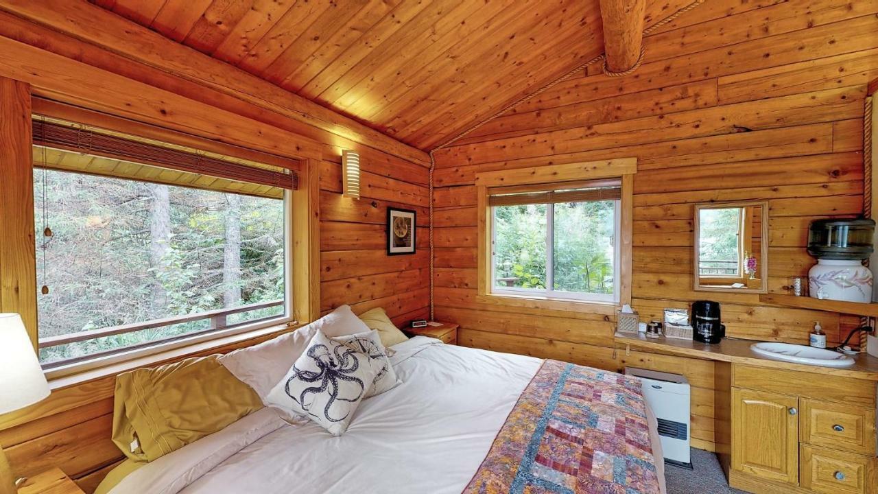Stillpoint Lodge - All-Inclusive Halibut Cove Экстерьер фото