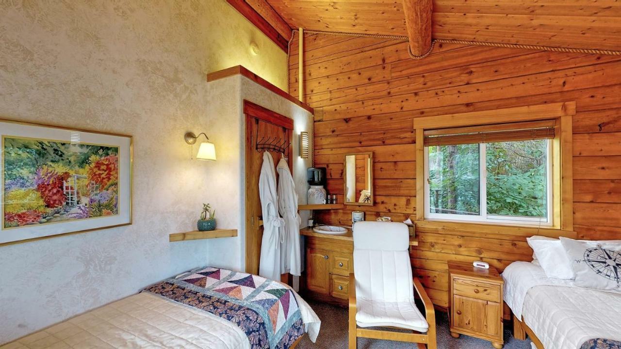Stillpoint Lodge - All-Inclusive Halibut Cove Экстерьер фото